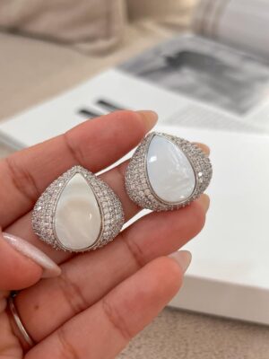 Brinco gota cravejado