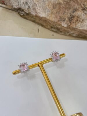 Brinco stud rosa claro